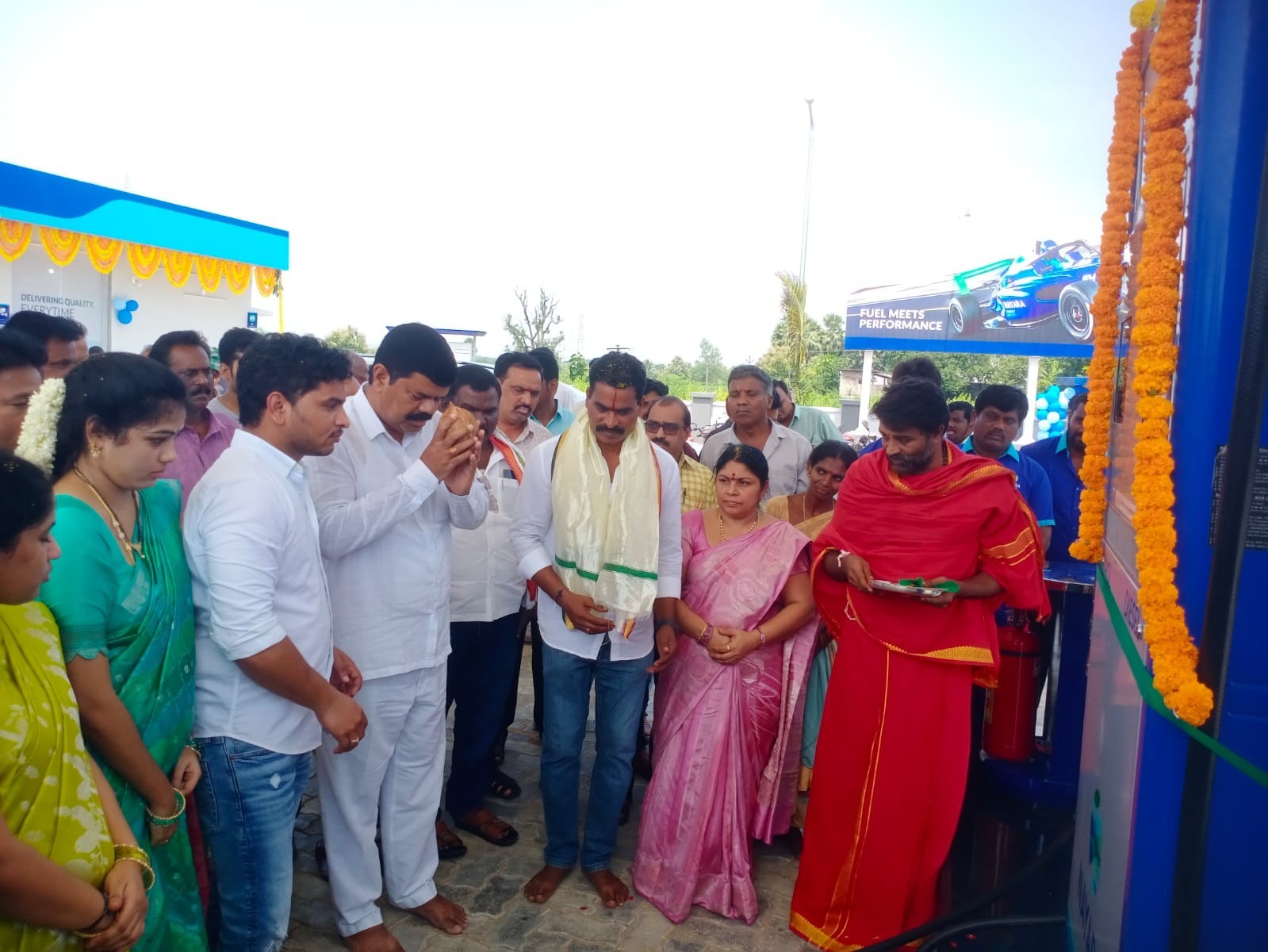 పెట్రోల్ బాంకును  ప్రారంభించిన ఎమ్మెల్యే పాయం