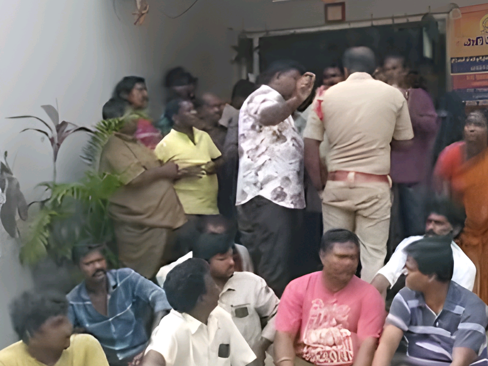 పారిశుధ్య కార్మికుడి మృతి.. బంధువుల ఆందోళన