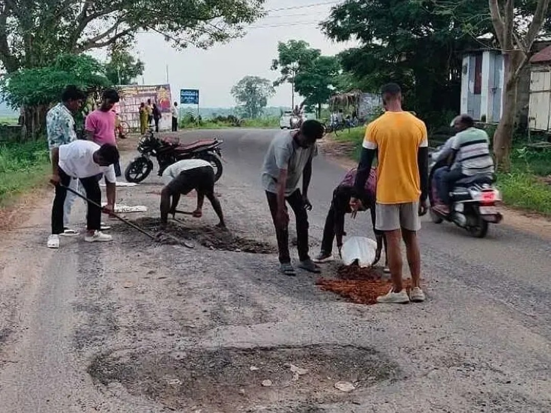 గుంతలను పూడ్చుతున్న యువత