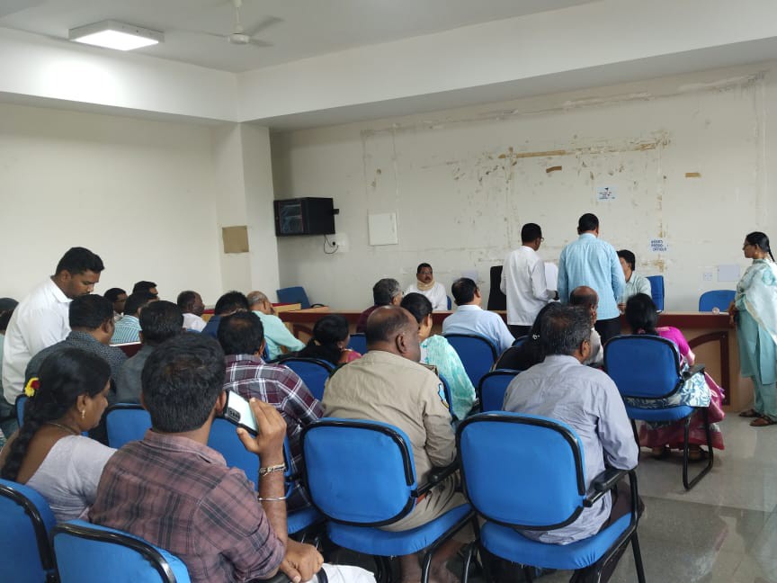ప్రజల నుంచి ఫిర్యాదులను స్వీకరిస్తున్న ఏవో