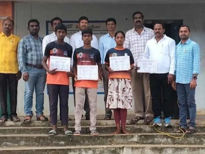 కబడ్డీ క్రీడాకారులకు సర్టిఫికెట్లు అందజేత