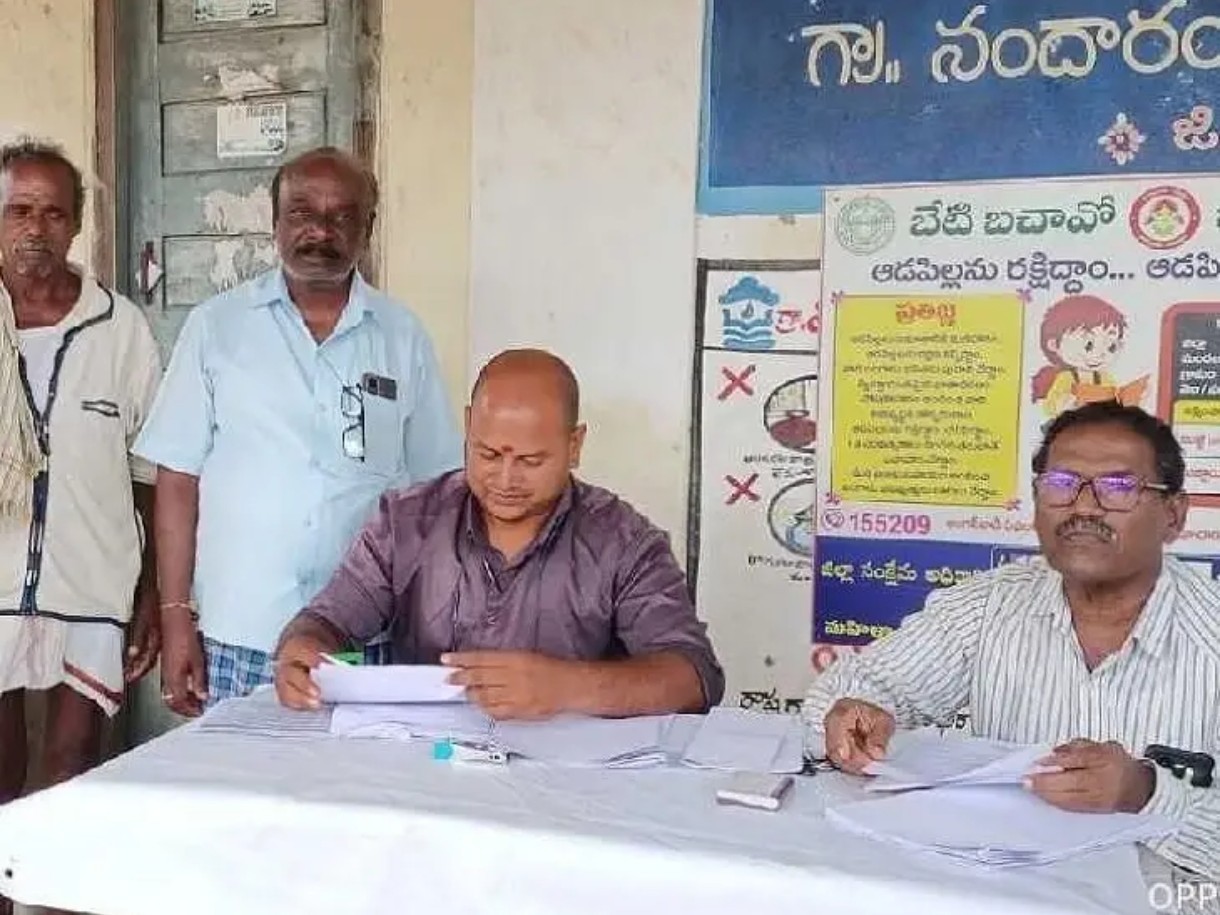 సాదాబైనామా దరఖాస్తుదారులకు నోటీసులు పంపిణీ