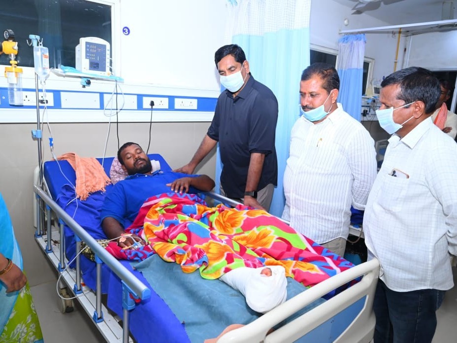 ‘మాజీ సర్పంచ్ కి మెరుగైన వైద్యం అందించాలి’