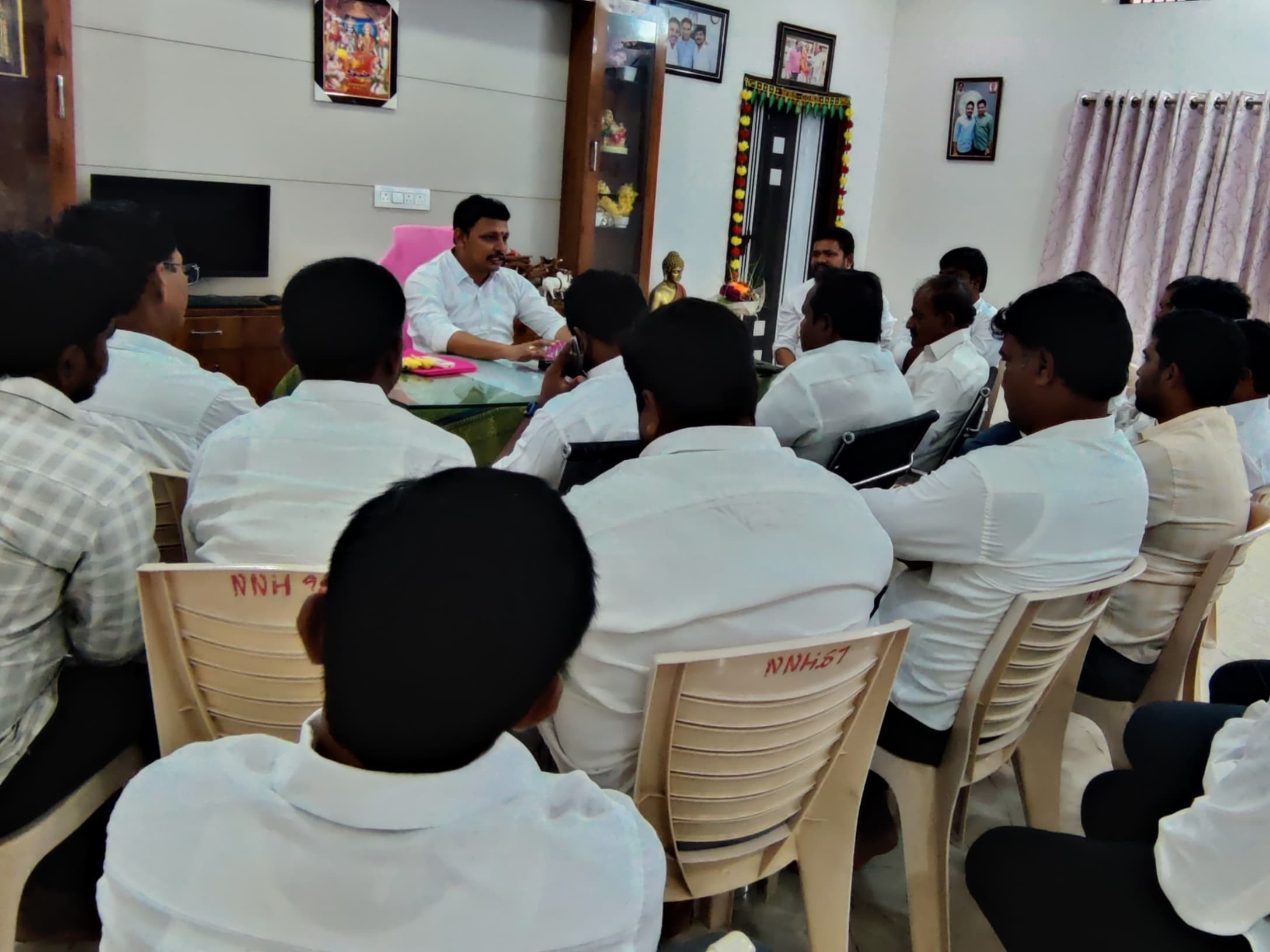 స్థానిక ఎన్నికలపై పార్టీ శ్రేణులతో మాజీ ఎమ్మెల్యే సమావేశం