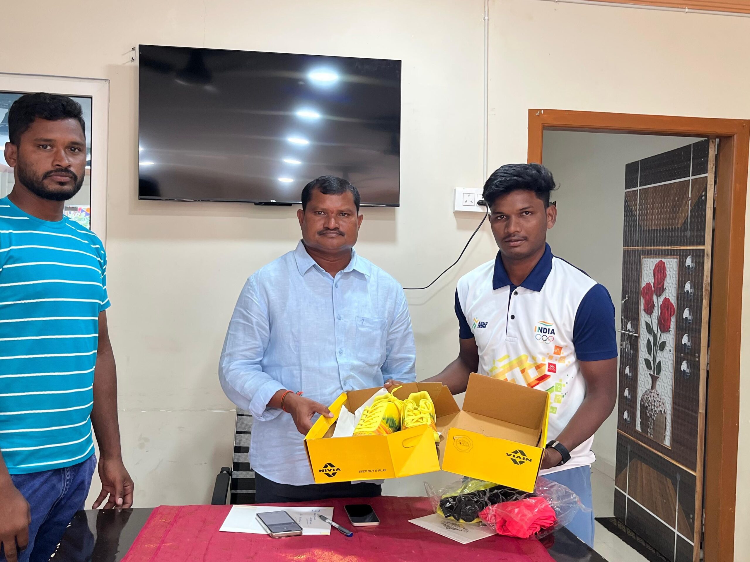 క్రీడాకారుడికి ప్రోత్సాహకం అందజేసిన ఎమ్మెల్యే