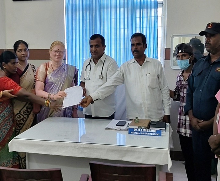 ప్రభుత్వ ఆసుపత్రి వద్ద కార్మికుల ఆందోళన