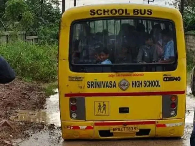 పులివెందులలో గోతిలో దిగబడ్డ స్కూల్ బస్