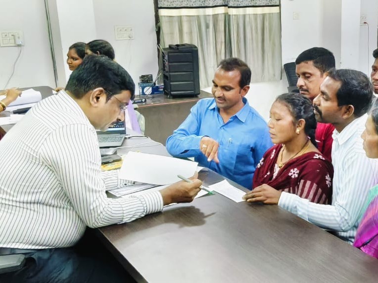 అర్జీదారుల సమస్యకు అక్కడికక్కడే పరిష్కారం