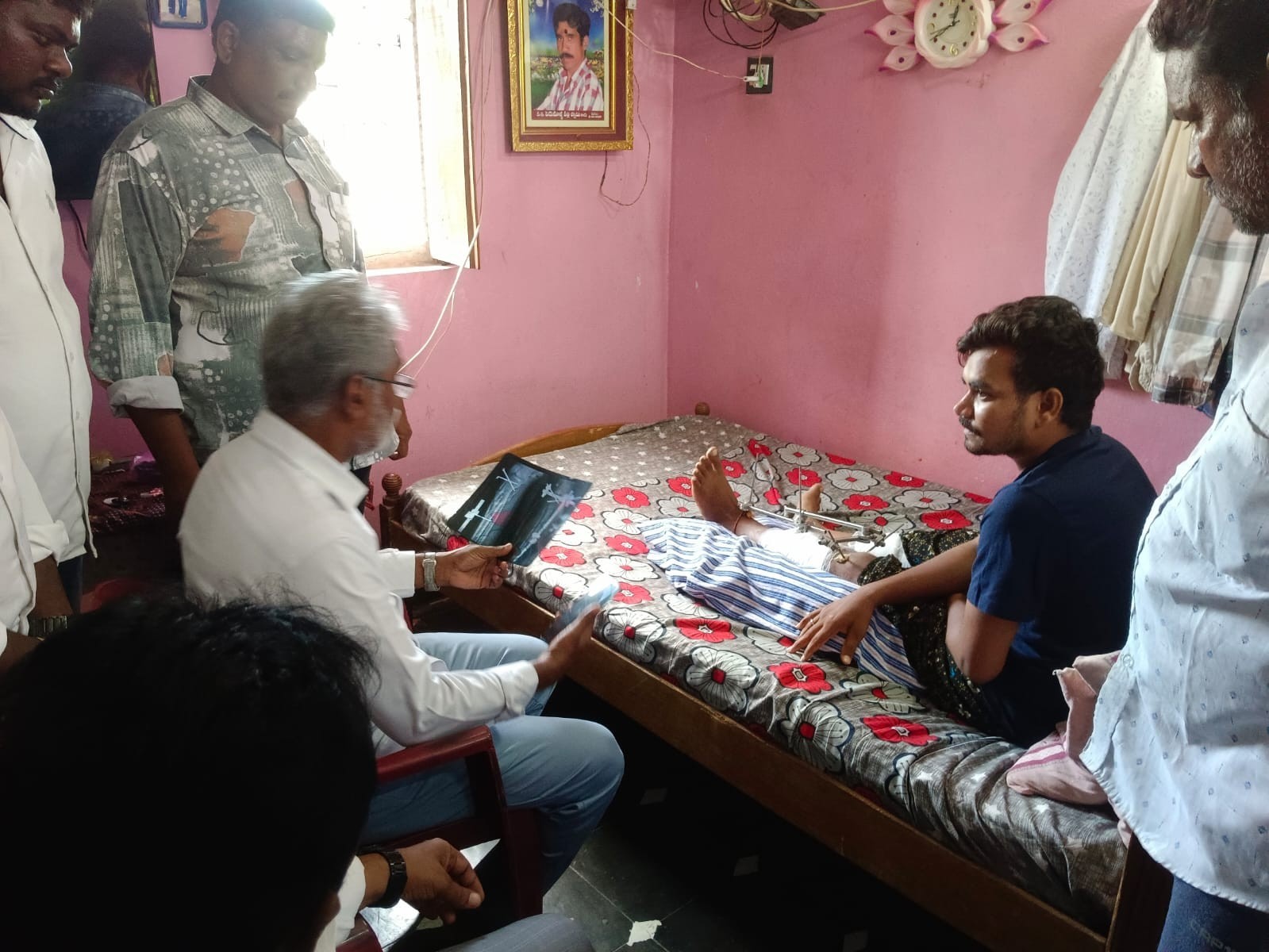 పార్టీ నేతను పరామర్శించిన మాజీ ఎమ్మెల్యే