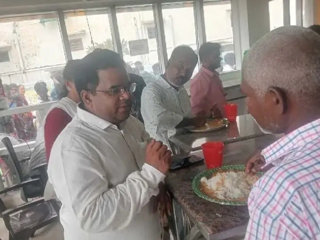 చిత్తూరులో క్యాంటీన్‌ను కమిషనర్ తనిఖీలు