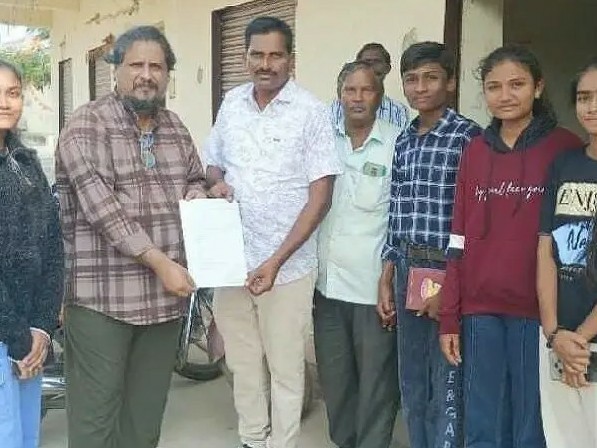 సినీ డైరెక్టర్ ని కలిసిన సైన్స్ అండ్ ఆర్ట్స్ స్కూల్ విద్యార్థులు