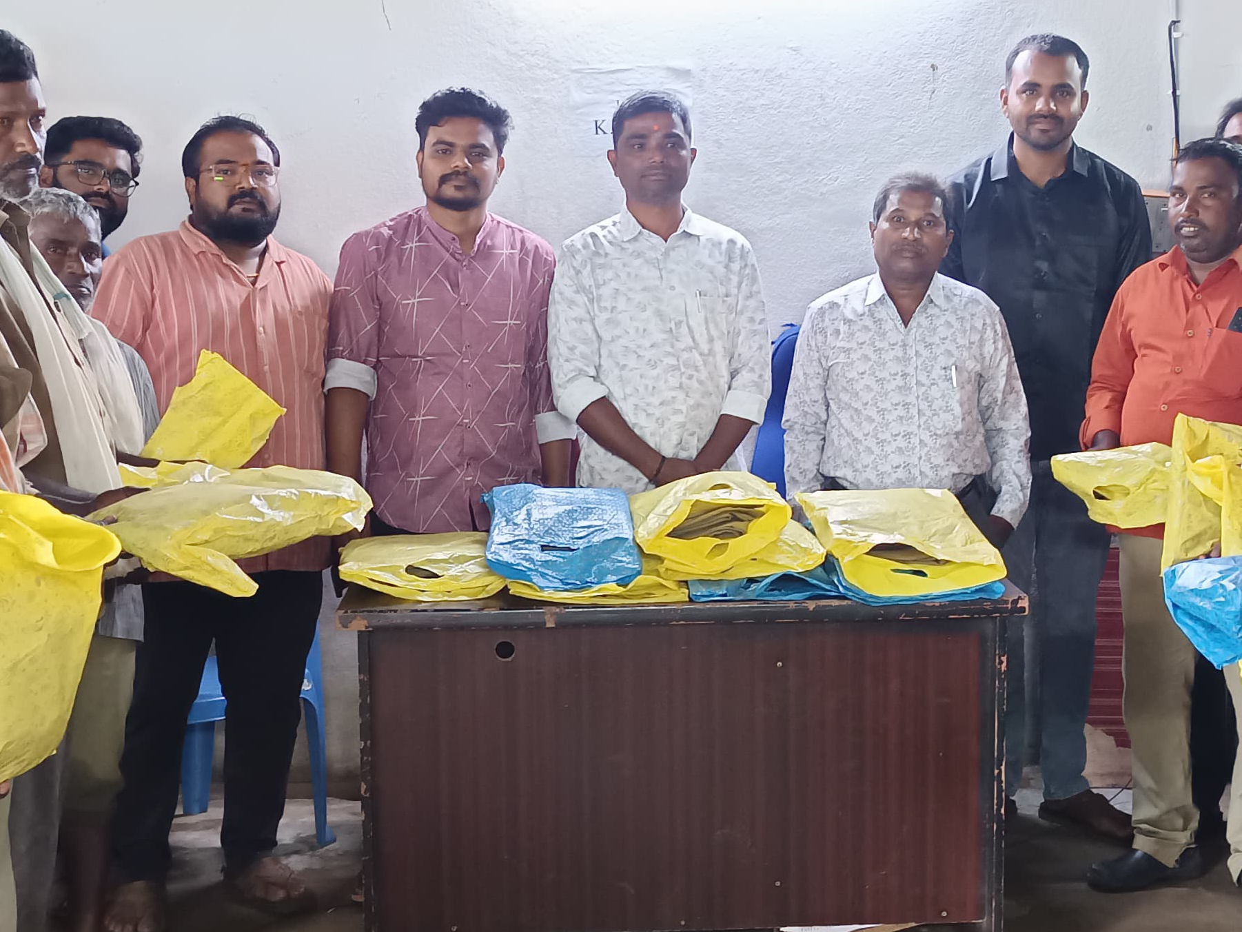 మున్సిపల్ కార్మికులకు యూనిఫామ్స్ పంపిణీ