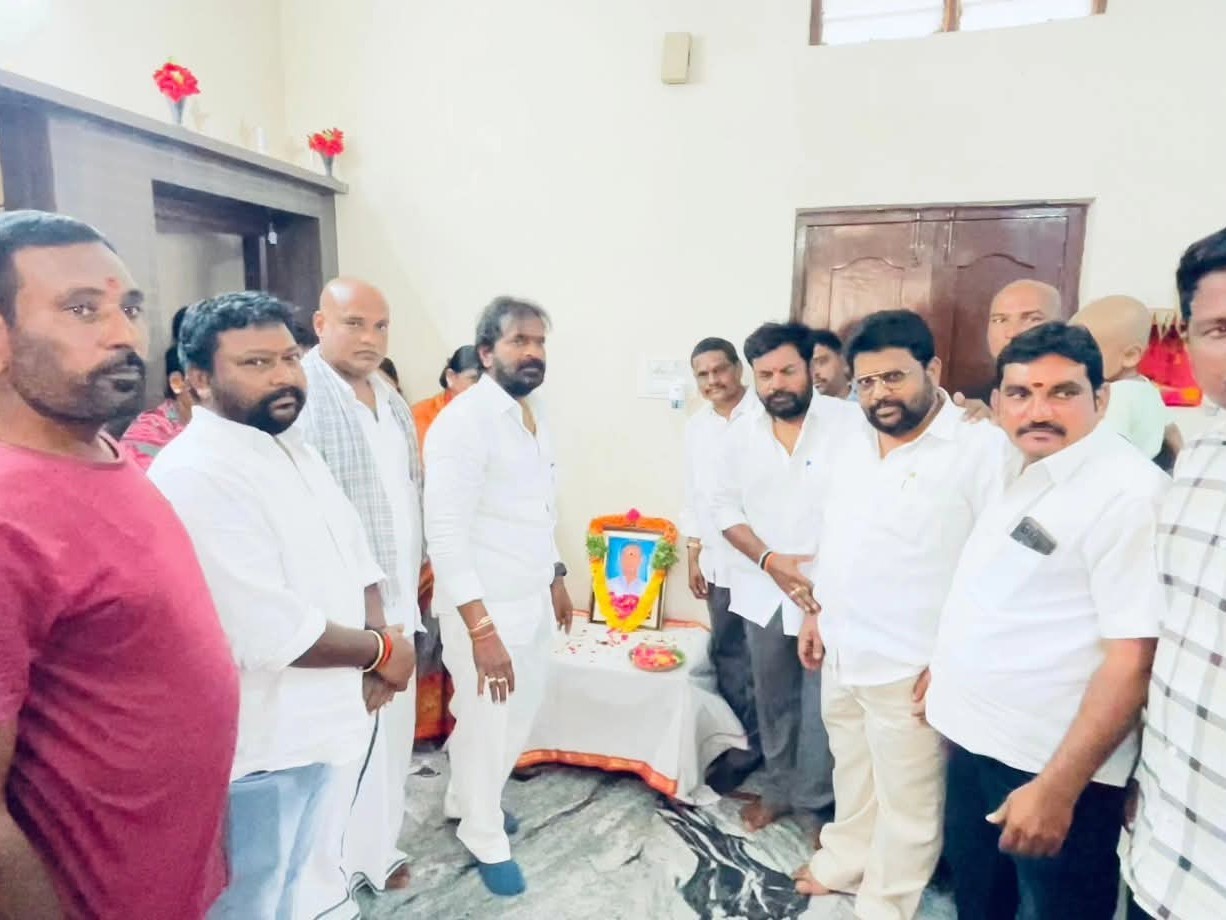 మృతుడి కుటుంబాన్ని పరామర్శించిన మాజీమంత్రి