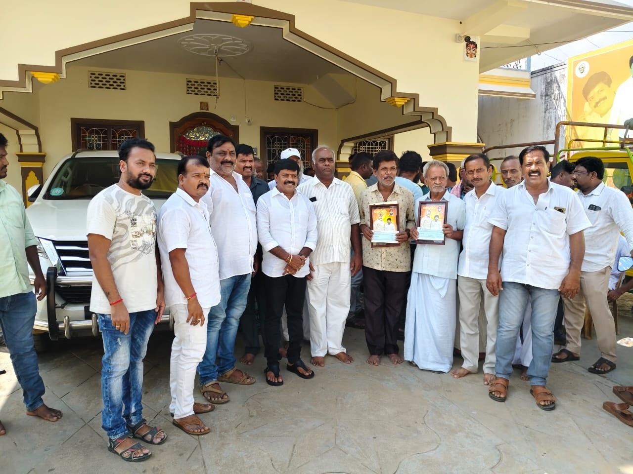బాధితులకు CMRFచెక్కులను పంపిణీ చేసిన MLA