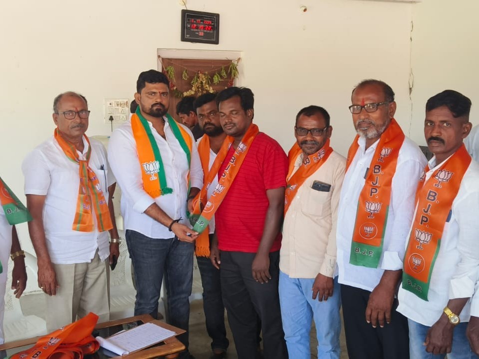 బీజేపీలో చేరిన యువకులు