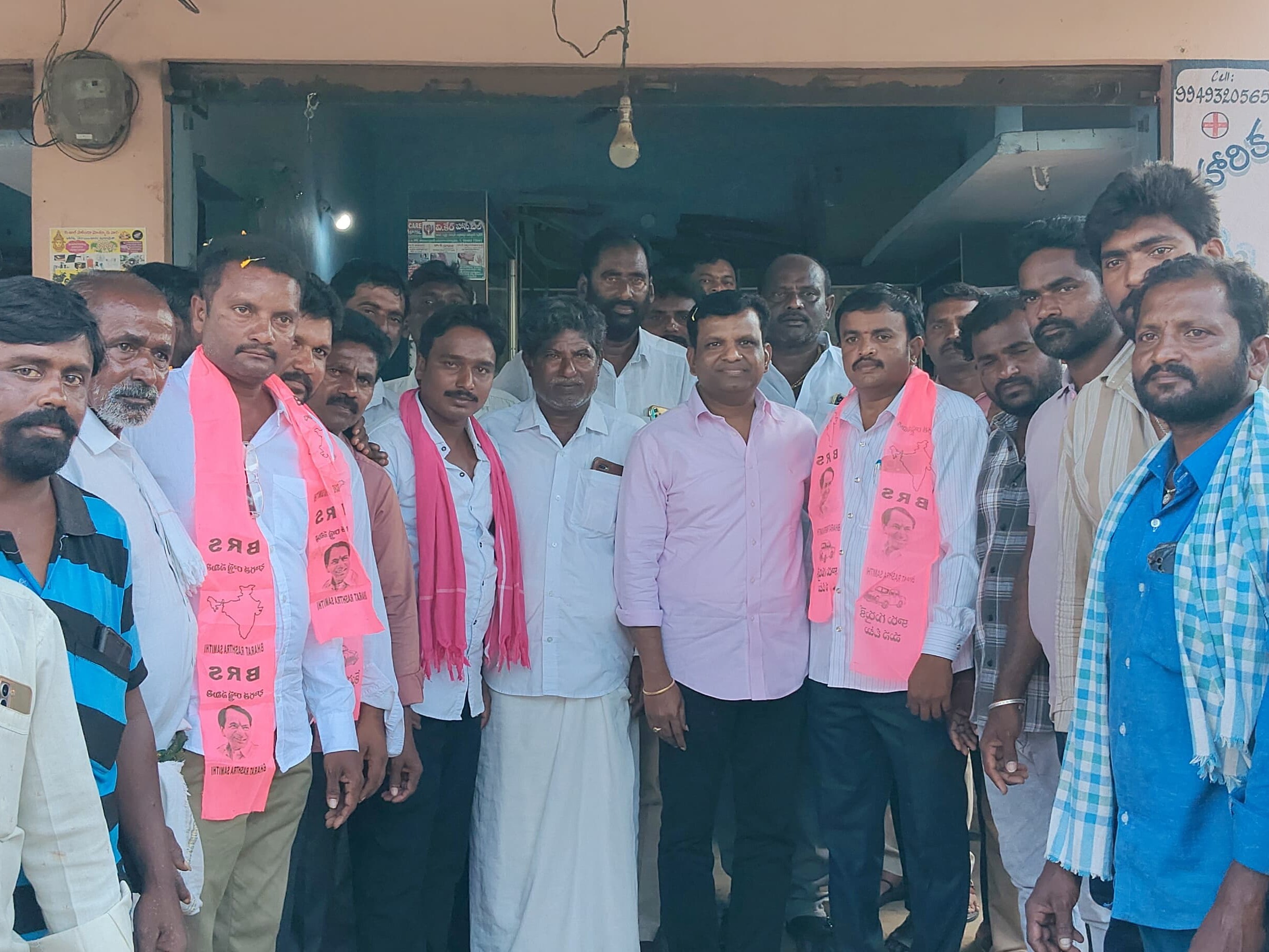మాజీ ఎమ్మెల్యే సమక్షంలో బీఆర్ఎస్‌లో చేరికలు