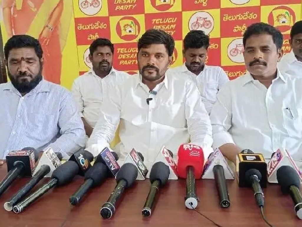 ‘మాజీ ఎమ్మెల్యే తోపుదుర్తి ప్రకాష్ రెడ్డి క్షమాపణ చెప్పాలి’