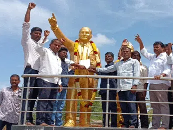 అంబేద్కర్ విగ్రహానికి వినతి