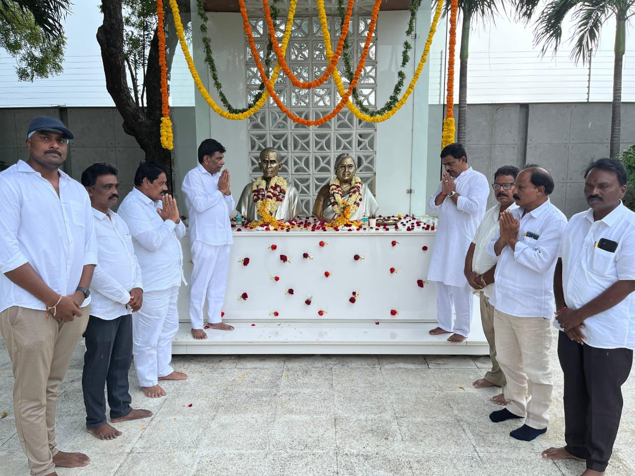 అమ్మానాన్నలకు నివాళులర్పించిన మాజీ ఎంపీ