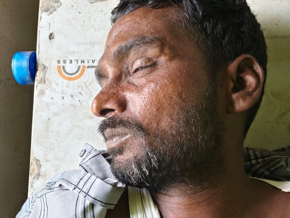 చికెన్ దుకాణాల మధ్య గొడవ.. యువకుడి హత్య