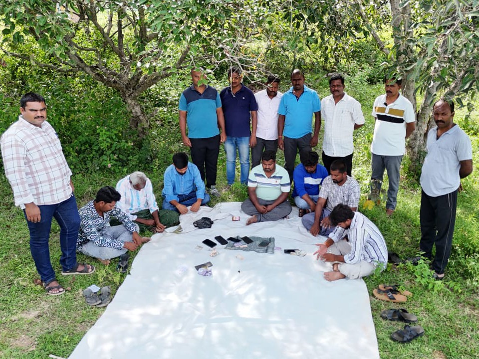 పేకాట స్థావరంపై డ్రోన్ కెమెరాతో దాడులు