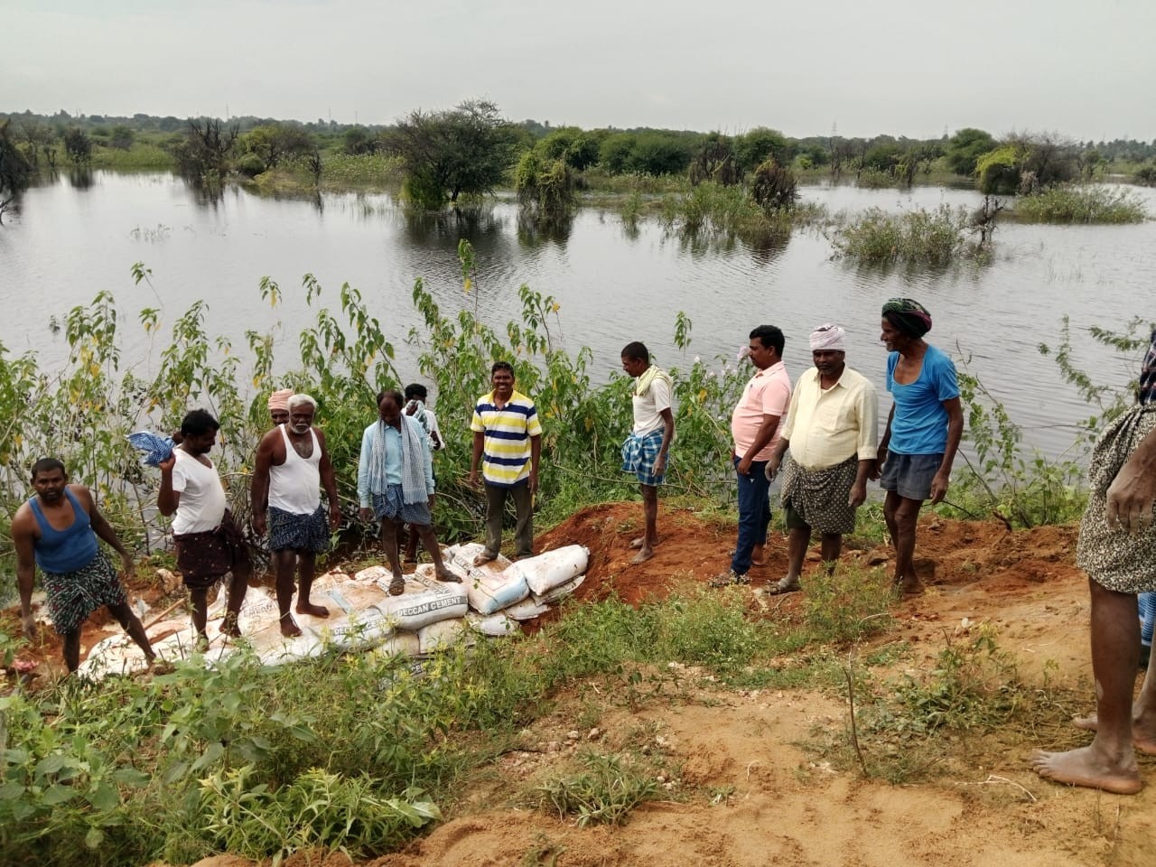 ఈదులబలాపురం చెరువుకు గండి