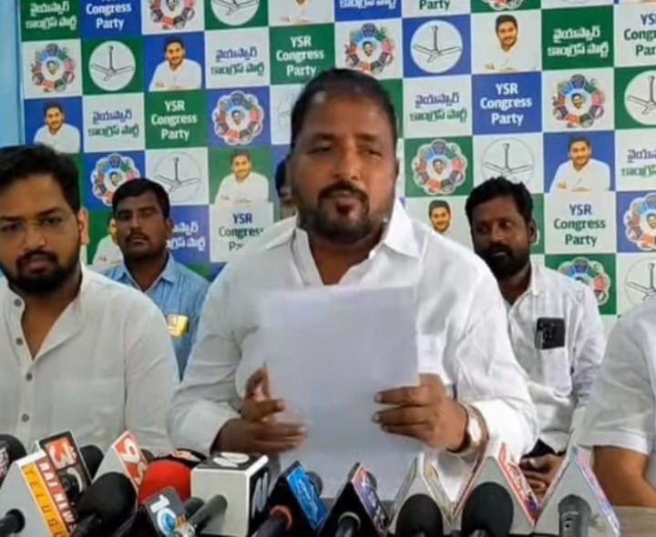 వైసీపీ కార్యకర్తలతో మాజీ మంత్రి సమావేశం