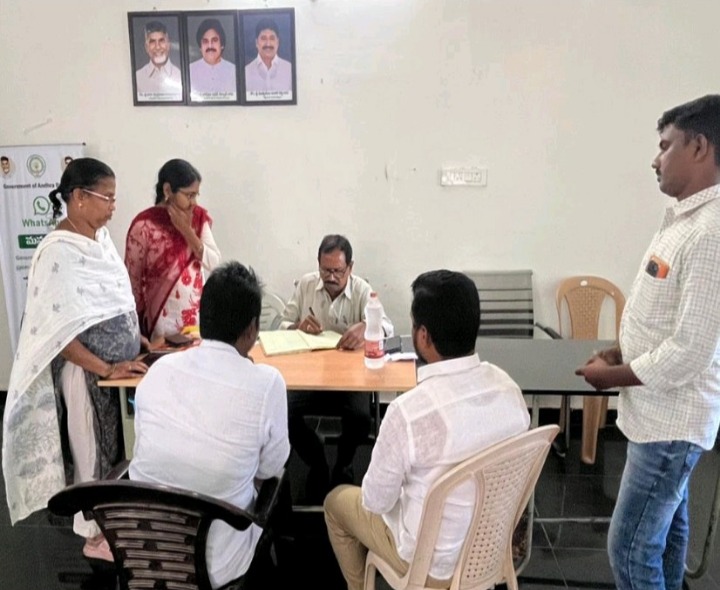 గ్రామ సచివాలయాన్ని తనిఖీ చేసిన ఎంపీడీవో