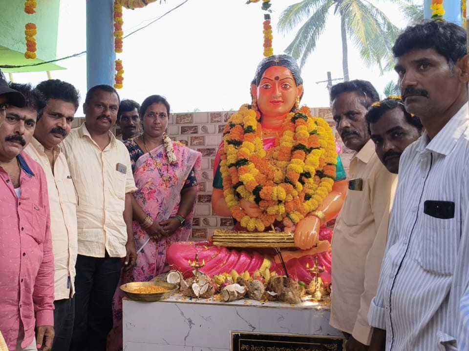 కవయిత్రి మొల్ల విగ్రహ ఆవిష్కరణ