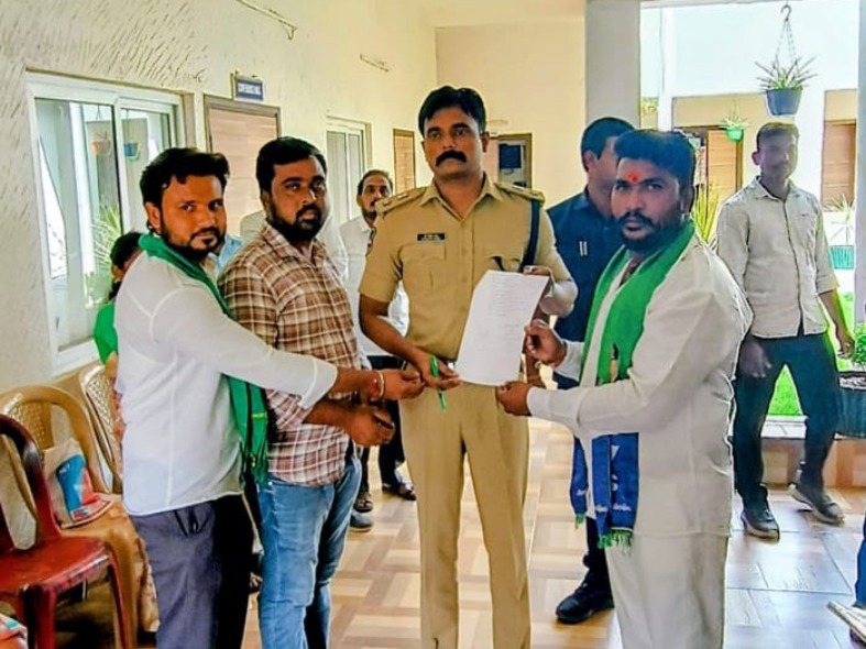 జిల్లా ఎస్పీకు వినతి పత్రం అందజేసిన గిరిజన సంఘం
