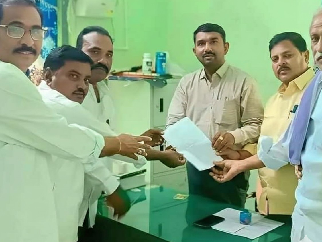 వరి ధాన్యాన్ని మద్దతు ధరకు కొనుగోలు చేయాలి: రైతులు