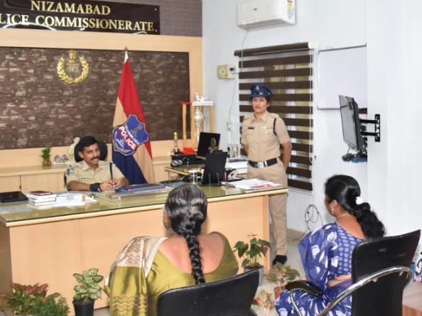 ప్రజావాణి ఫిర్యాదులను స్వీకరించిన సీపీ