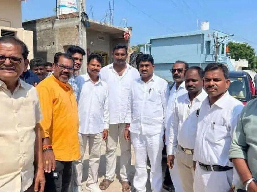 ఎమ్మెల్యేను కలిసిన మత్స్యకారు నేతలు