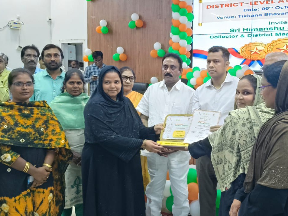 కలెక్టర్ చేతుల మీదుగా అవార్డు అందుకున్న మెప్మా అధికారులు