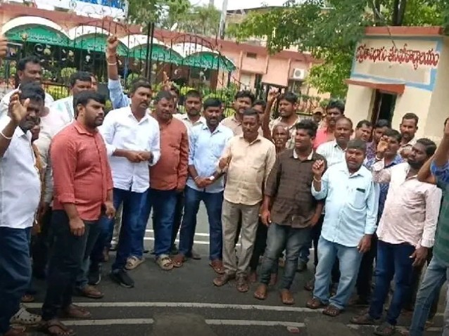 కాంట్రాక్ట్ కార్మికుల పెండింగ్ వేతనాలు చెల్లించాలని నిరసన