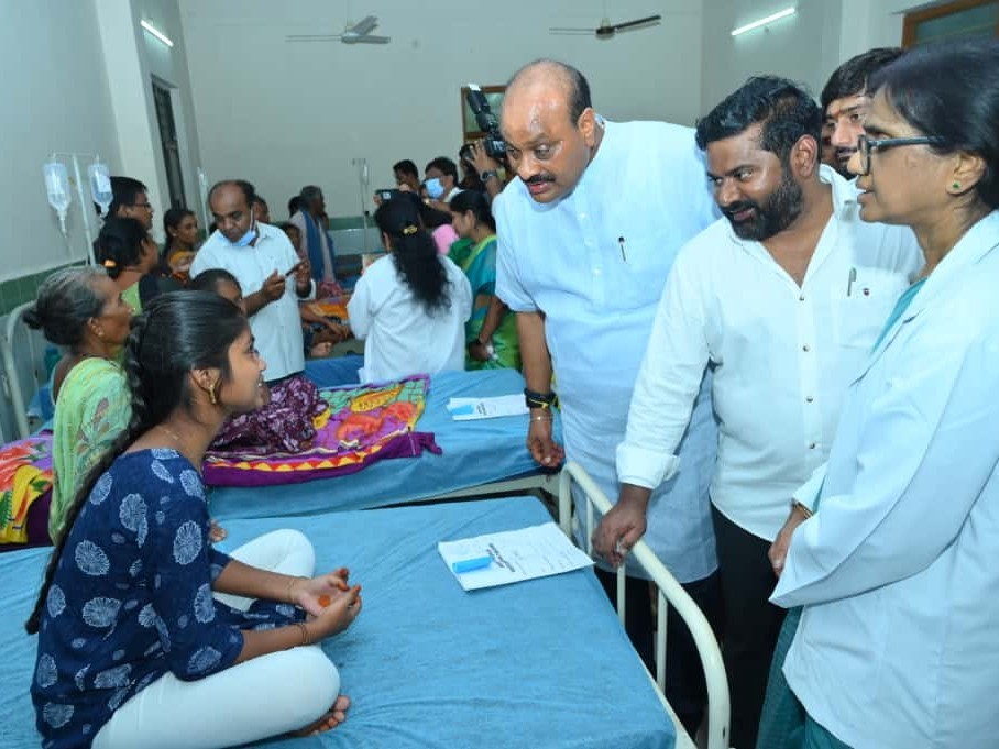 గిరిజన బాలికలను పరామర్శించిన మంత్రులు