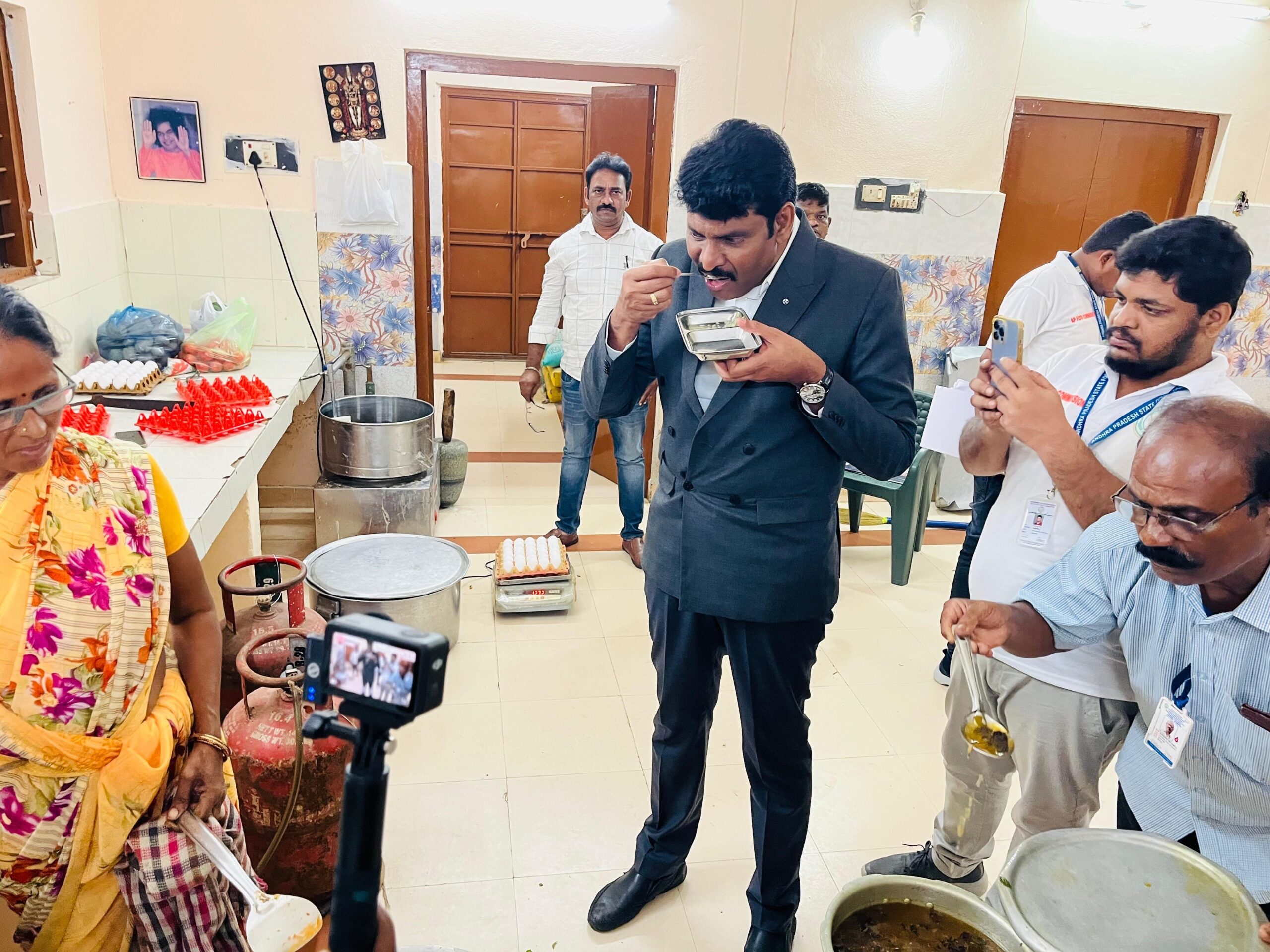 వసతీ గృహాన్ని పరిశీలించిన రాష్ట్ర ఆహార కమీషన్ చైర్మన్