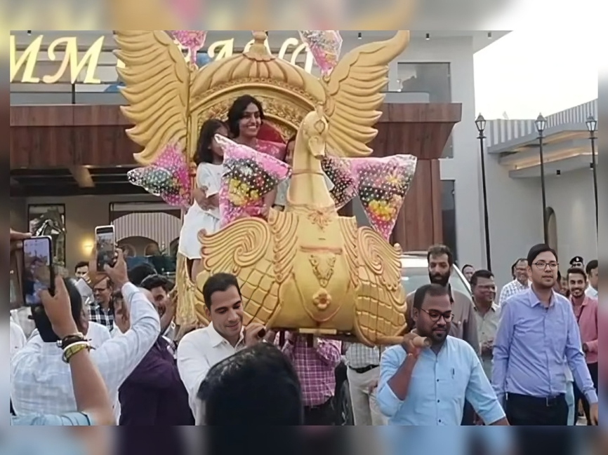 IASకు రాయల్ వీడ్కోలు.. భుజాలపై మోసుకెళ్లిన ఉద్యోగులు