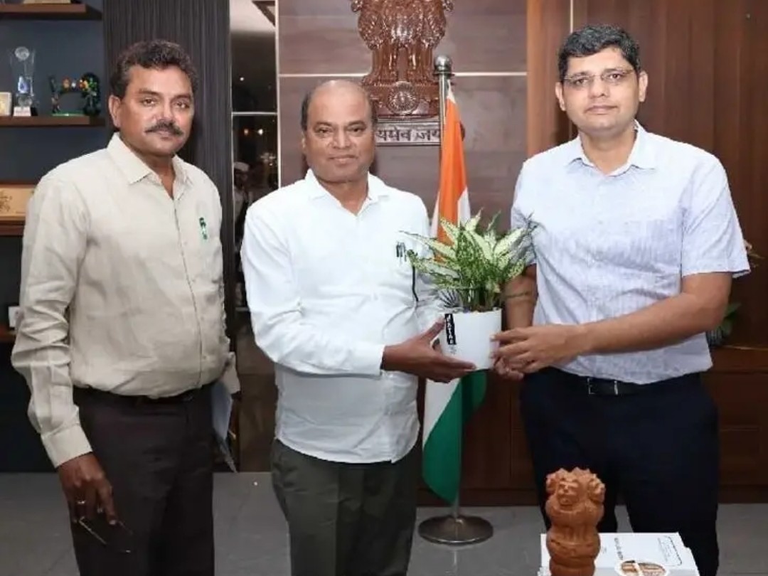 కలెక్టర్‌ను కలిసిన నూతన జిల్లా రెవెన్యూ అధికారి