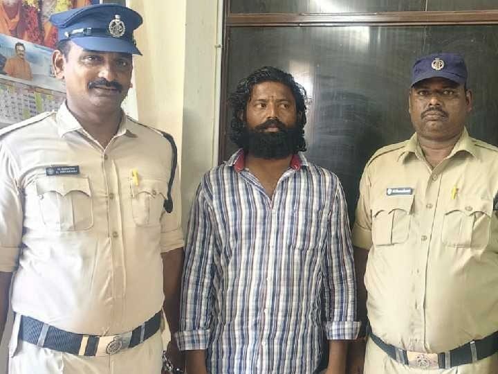 ఎర్రచందనం స్మగ్లర్లకు మూడేళ్ల జైలు శిక్ష