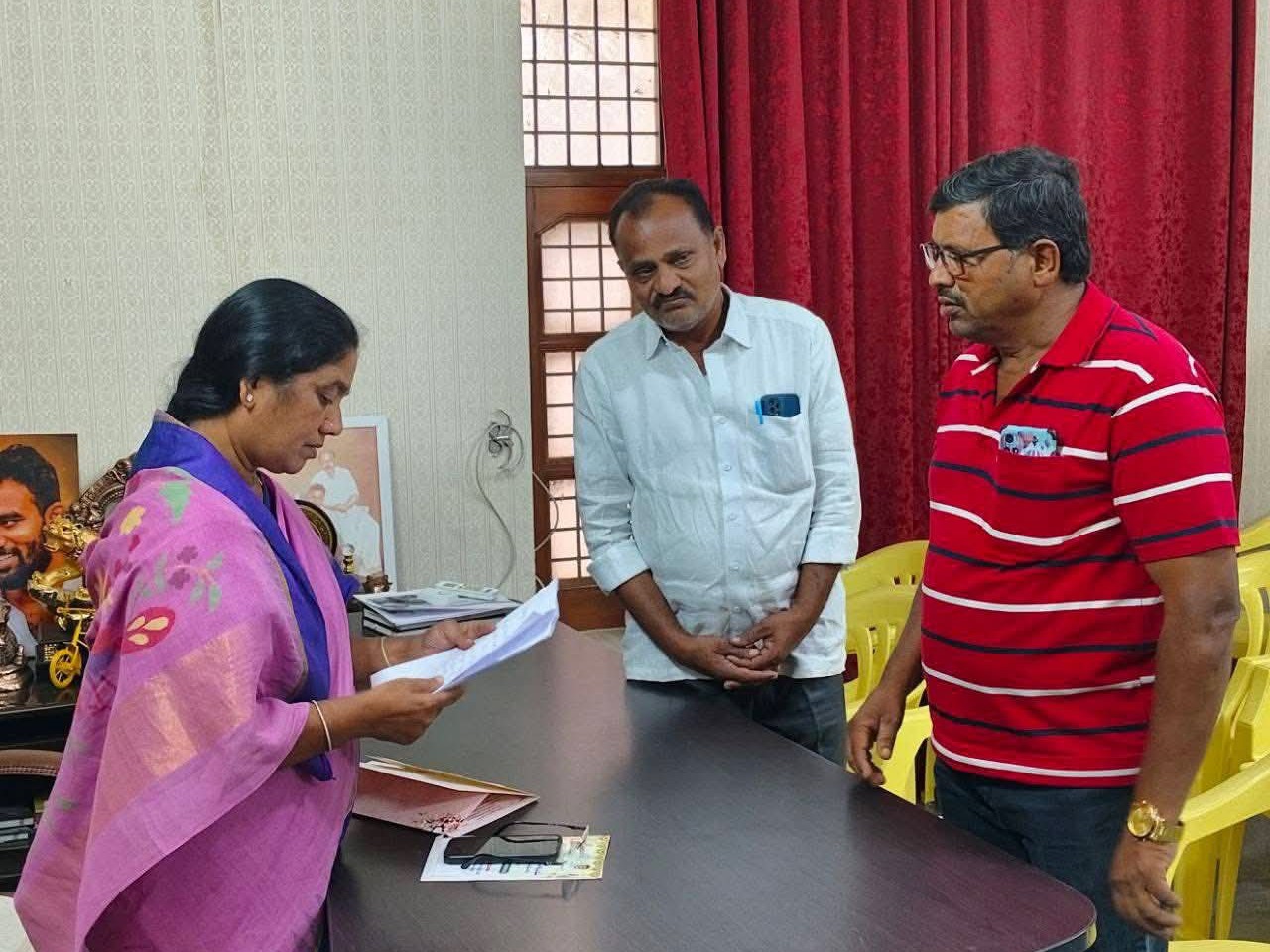 అధికారులతో ఎమ్మెల్యే పరిటాల సునీత సమావేశం