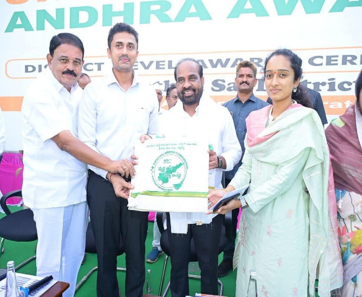 అవార్డులు ప్రధానం చేసిన మంత్రి సత్య కుమార్