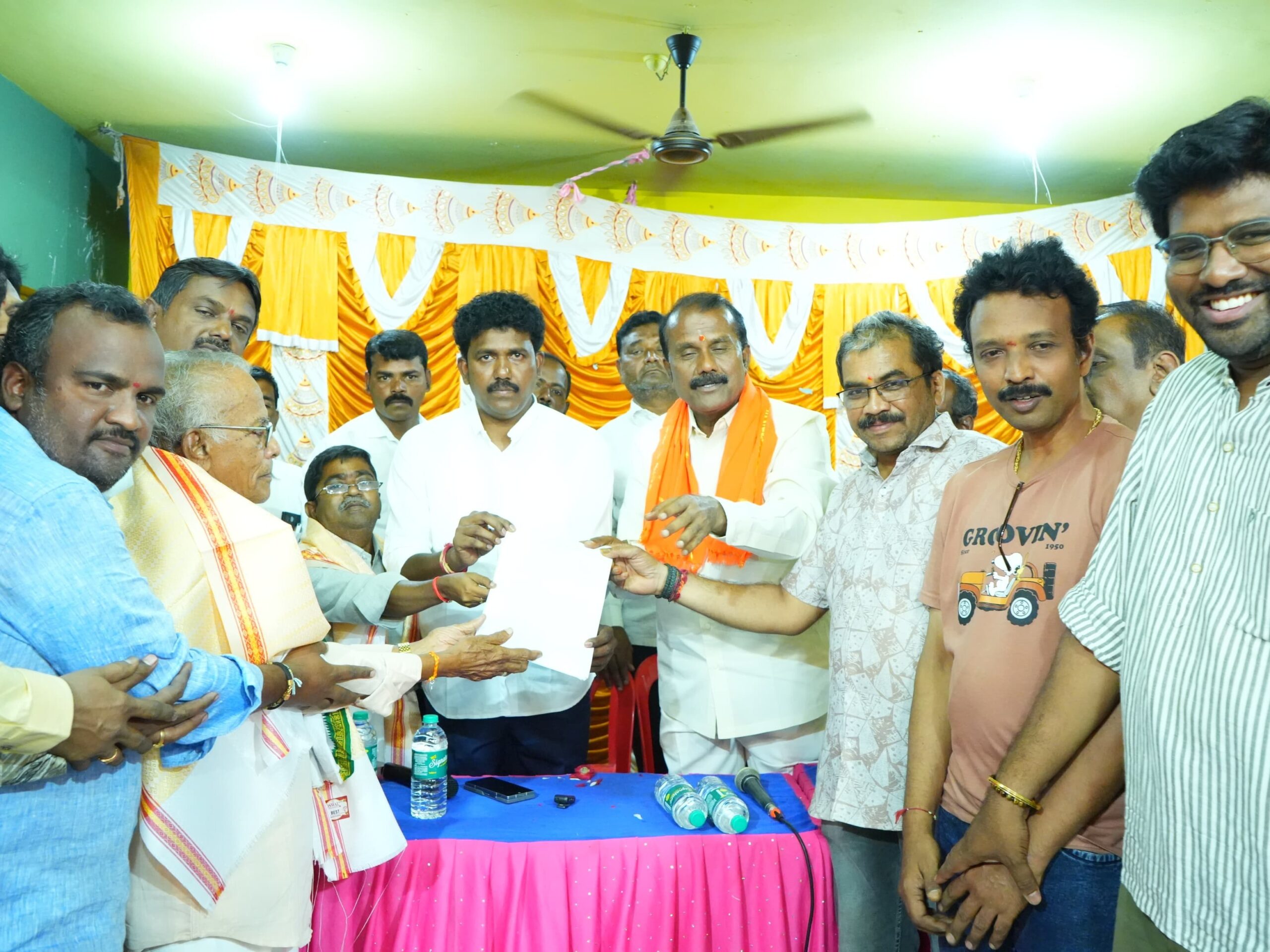 అమరాపురంలో అనుమతి పత్రాలను అందజేసిన ఎమ్మెల్యే