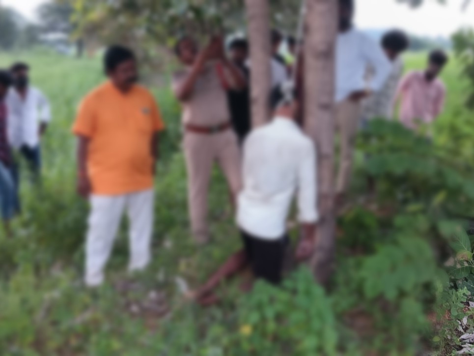 చెట్టుకు ఉరేసుకుని వ్యక్తి ఆత్మహత్య