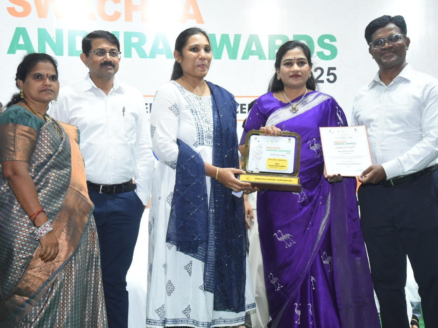 అవార్డులు అందజేసిన హోం మంత్రి