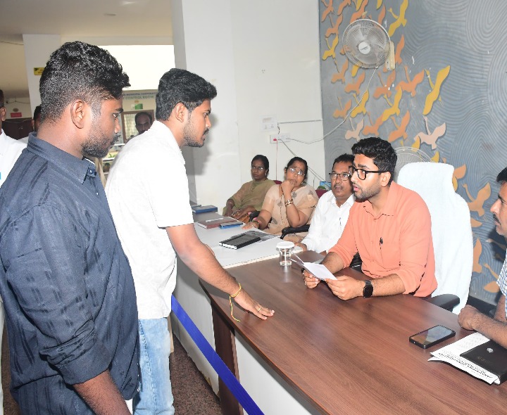 గ్రీవెన్స్‌లో ఫిర్యాదులు స్వీకరించిన కమిషనర్