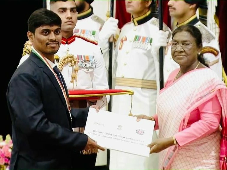రాష్ట్రపతి రాష్ట్రపతి చేతుల మీదుగా అవార్డు అందుకున్న మని సాయి వర్మ