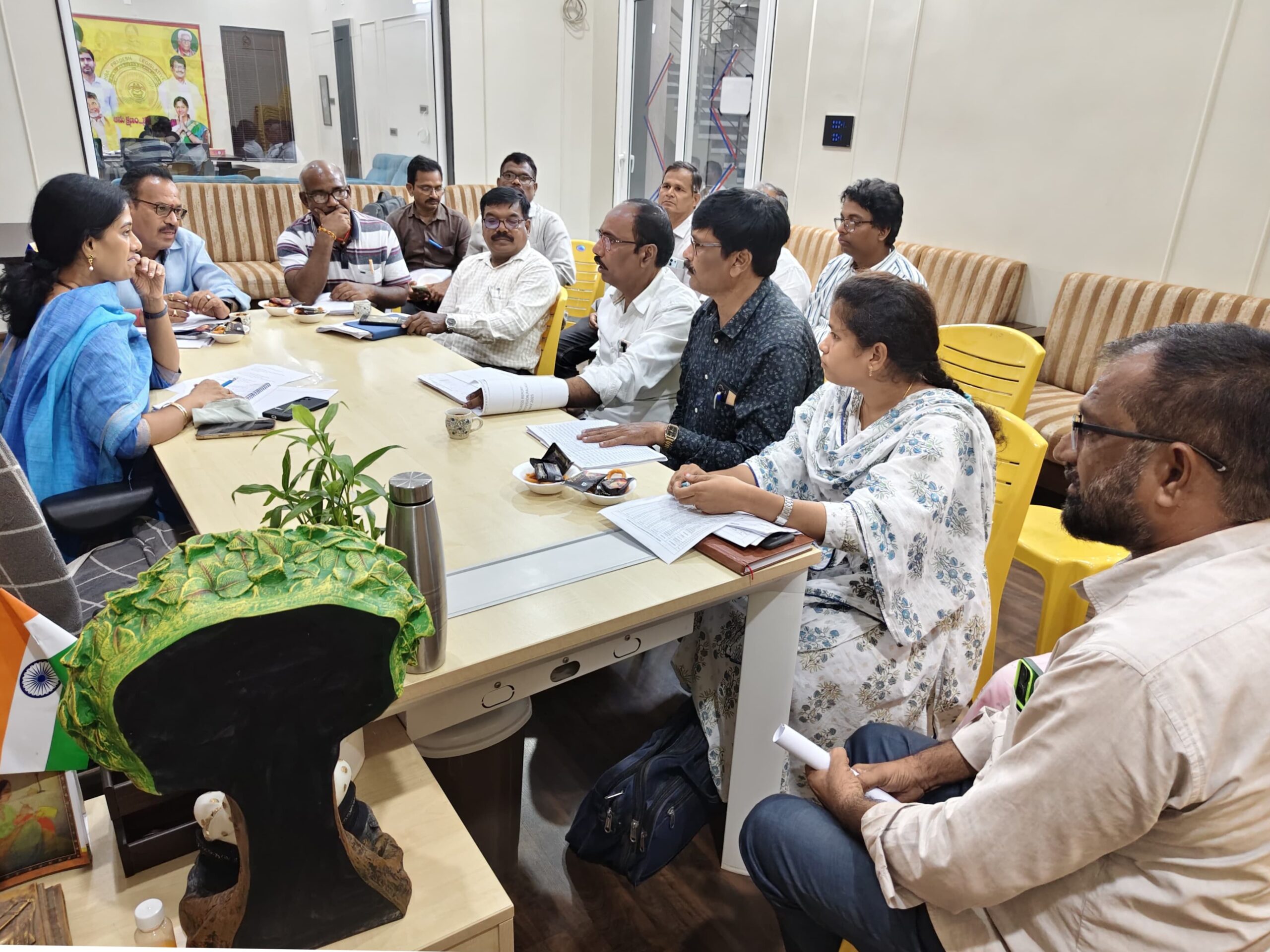 అధికారులతో సమీక్ష నిర్వహించిన ఎమ్మెల్యే