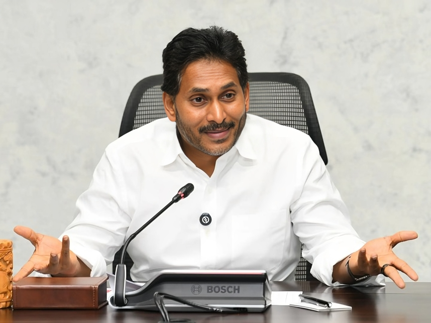 ‘వాలంటీర్ల పొట్టకొట్టి రోడ్డు మీద పడేశారు’