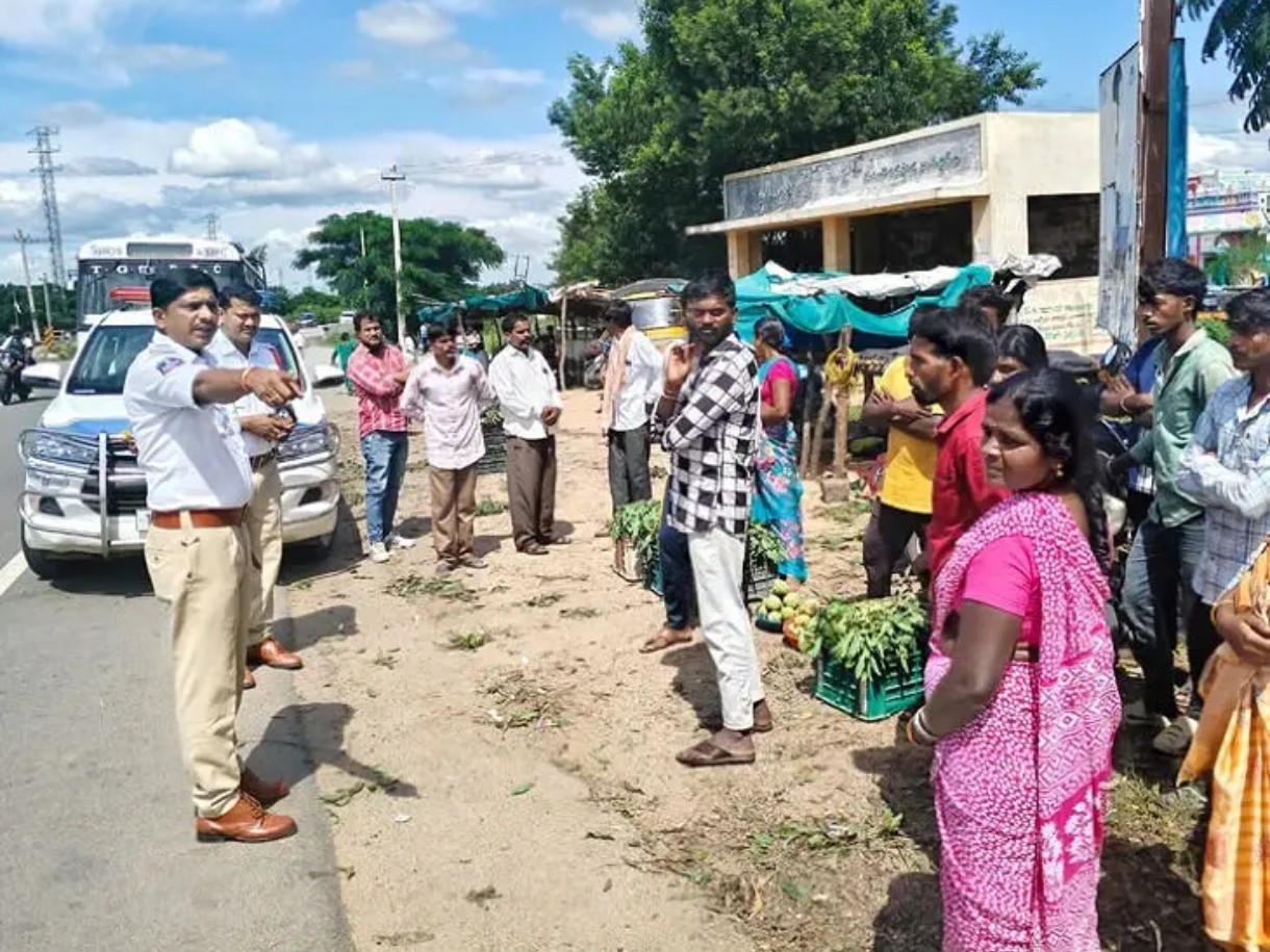 ‘రోడ్డుపై బుట్టలు పెట్టి ప్రాణాలపైకి తెచ్చుకోవద్దు’